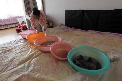 盈江楼上漏水，住户失联，小区没物管，业主维权难！律师来支招……